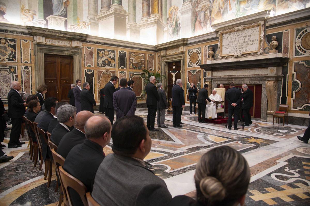Grupo de reitoras e reitores de universidades católicas de todo o mundo, em audiência com o papa Francisco