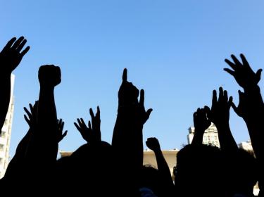 Mãos levantadas em sinal de protesto a favor da democracia